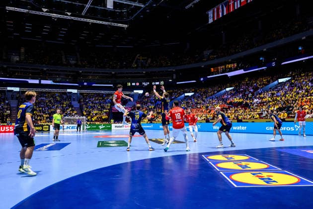 260119 Giorgi Tskhovrebadze of Georgia and Jonathan Carlsbogard of Sweden during the EHF European Handball Championship preliminary round match between Georgia and Sweden on January 19, 2026 in Malmö. Photo: Petter Arvidson BILDBYRAN kod PA PA1125 handball handboll handball handbolls-em 2026 georgien sverige sweden ehf european handball championship georgia bbeng arena Copyright: PETTERxARVIDSON BB260119PA210