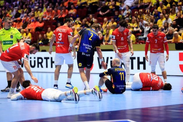 MALMÖ, SVERIGE 20260119 Georgiens Nikoloz Kalandadze och Georgiens Erekle Arsenashvili har ont under gruppspelsmatchen i handbolls-EM grupp E mellan Georgien och Sverige i Malmö Arena, Malmö, Sverige, 19 januari, 2026. MALMÖ SVERIGE x10600x
