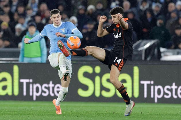 Serie A football match SS Lazio vs Como Lazio™s Serbian forward Petar Ratkov challenges for the ball with Como s Spanish defender Jacobo Ramon during the Serie A football match SS Lazio vs Como at Olimpico Stadium on January 19, 2026, in Rome. _BPH7986 Copyright: xAntonioxBalascox