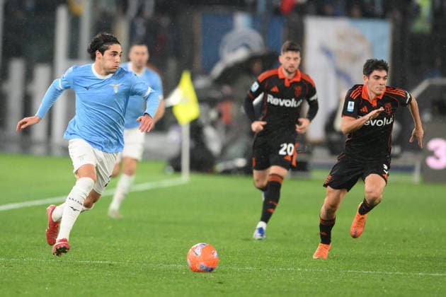 Matteo Cancellieri of SS Lazio under pressure from Alex Valle of Como 1907 during the match of 21th day of the Serie A Championship between S.S.Lazio and Como at the Olimpico Stadium on Jan 19, 2026 in Rome, Italy. during SS Lazio vs Como 1907, Italian soccer Serie A match in Rome, Italy, January 19 2026  Copyright: xRobertoxRamaccia IPAxSportx xipa-agency.netx xx IPA_70302718 IPA_Agency_IPA70302718
