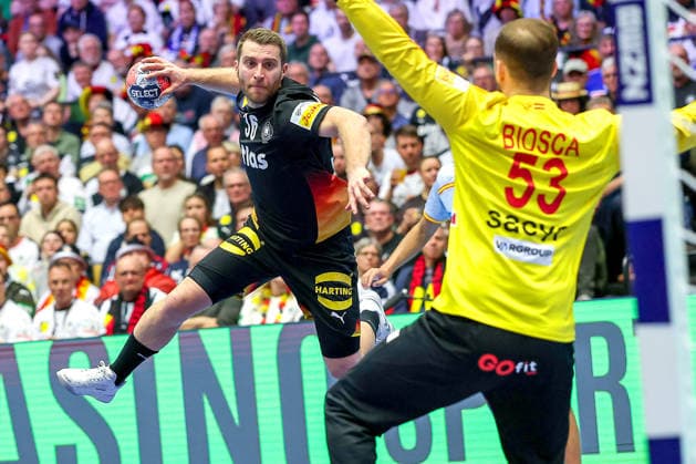 19.01.2026, Handball, Men s EHF EURO 2026, Deutschland - Spanien, Jyske Bank Boxen in Herning, Dänemark, Preliminary Round: Lukas Mertens (Germany 36) wirft auf das Tor von Ignacio Biosca Garcia (Espania 53) Dänemark