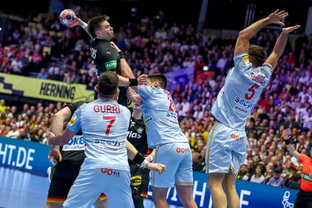 19.01.2026, Handball, Men s EHF EURO 2026, Deutschland - Spanien, Jyske Bank Boxen in Herning, Dänemark, Preliminary Round: Renars Uscins (Germany 23) im Zweikampf gegen Jan Gurri Aregay (Espania 07) Abel Serdio Guntin (Espania 20) Antonio Serradilla Cuenca (Espania 05) Dänemark