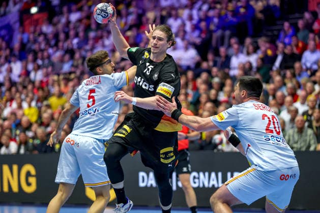 19.01.2026, Handball, Men s EHF EURO 2026, Deutschland - Spanien, Jyske Bank Boxen in Herning, Dänemark, Preliminary Round: Juri Knorr (Germany 15) im Zweikampf gegen Antonio Serradilla Cuenca (Espania 05) Abel Serdio Guntin (Espania 20) Dänemark