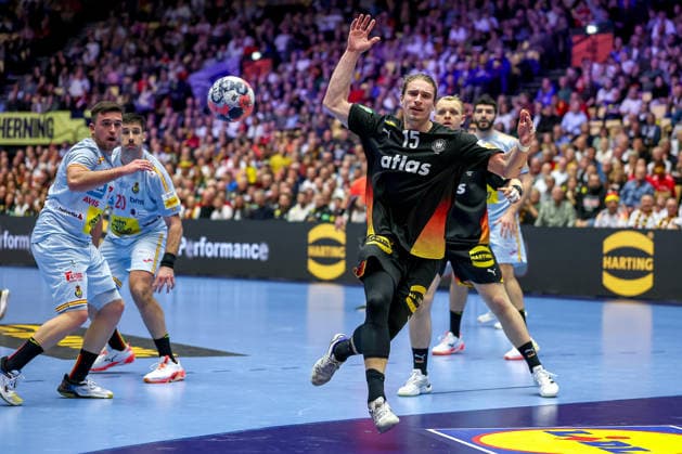 19.01.2026, Handball, Men s EHF EURO 2026, Deutschland - Spanien, Jyske Bank Boxen in Herning, Dänemark, Preliminary Round: Juri Knorr (Germany 15) gestikulierend auf dem Spielfeld Dänemark
