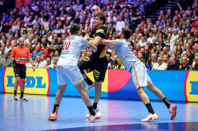 19.01.2026, Handball, Men s EHF EURO 2026, Deutschland - Spanien, Jyske Bank Boxen in Herning, Dänemark, Preliminary Round: Julian Köster (Germany 18) im Zweikampf gegen Abel Serdio Guntin (Espania 20) Imanol Garciandia Alustiza (Espania 18) Dänemark