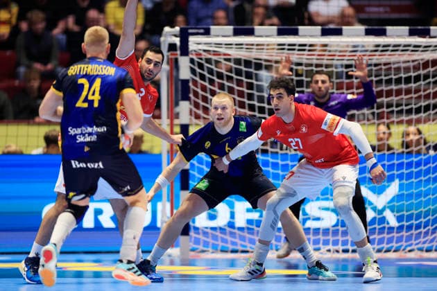 MALMÖ, SVERIGE 20260119 Georgiens George Lapiashvili, Sveriges Felix Möller och Georgiens Nikoloz Kalandadze under gruppspelsmatchen i handbolls-EM grupp E mellan Georgien och Sverige i Malmö Arena, Malmö, Sverige, 19 januari, 2026. MALMÖ SVERIGE x10600x