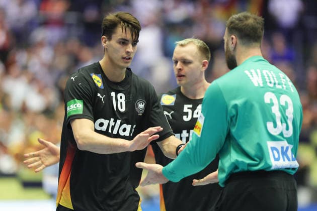 Deutschland - Spanien, EHF Handball EM 2026 Julian Köster (Deutschland, 18) und Torwart Andreas Wolff (Deutschland, 33). Im Hintergrund Justus Fischer (Deutschland, 54). Handball EHF Europameisterschaft, Länderspiel zwischen Deutschland und Spanien am 19. Januar 2026 in Herning (Dänemark)., Herning Dänemark Jyske Bank Boxen