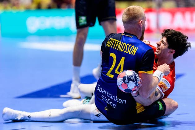 260119 Jim Gottfridsson of Sweden and Giorgi Tskhovrebadze of Georgia during the EHF European Handball Championship preliminary round match between Georgia and Sweden on January 19, 2026 in Malmö. Photo: Petter Arvidson BILDBYRAN kod PA PA1125 handball handboll handball handbolls-em 2026 georgien sverige sweden ehf european handball championship georgia bbeng Copyright: PETTERxARVIDSON BB260119PA243
