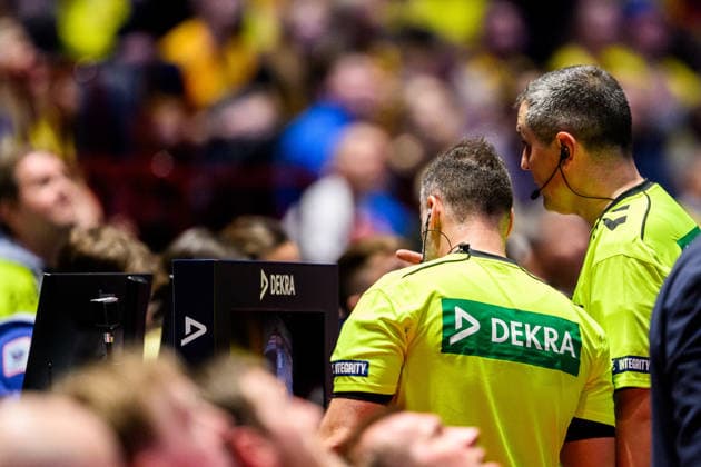 260119 The referee does a video review of a potential goal during the EHF European Handball Championship preliminary round match between Georgia and Sweden on January 19, 2026 in Malmö. Photo: Petter Arvidson BILDBYRAN kod PA PA1125 handball handboll handball handbolls-em 2026 georgien sverige sweden ehf european handball championship georgia bbeng Copyright: PETTERxARVIDSON BB260119PA251