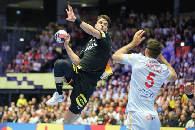 Deutschland - Spanien, EHF Handball EM 2026 Julian Köster (Deutschland, 18) gegen Antonio Serradilla Cuenca (Spanien, 5). Handball EHF Europameisterschaft, Länderspiel zwischen Deutschland und Spanien am 19. Januar 2026 in Herning (Dänemark)., Herning Dänemark Jyske Bank Boxen