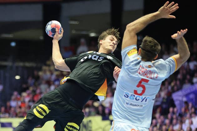 Deutschland - Spanien, EHF Handball EM 2026 Julian Köster (Deutschland, 18) gegen Antonio Serradilla Cuenca (Spanien, 5). Handball EHF Europameisterschaft, Länderspiel zwischen Deutschland und Spanien am 19. Januar 2026 in Herning (Dänemark)., Herning Dänemark Jyske Bank Boxen
