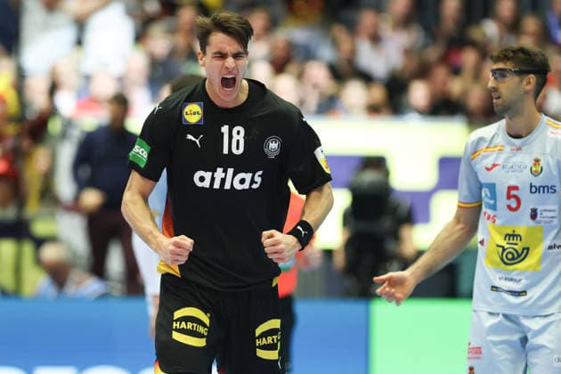 Deutschland - Spanien, EHF Handball EM 2026 Julian Köster (Deutschland, 18). Rechts Antonio Serradilla Cuenca (Spanien, 5). Handball EHF Europameisterschaft, Länderspiel zwischen Deutschland und Spanien am 19. Januar 2026 in Herning (Dänemark)., Herning Dänemark Jyske Bank Boxen