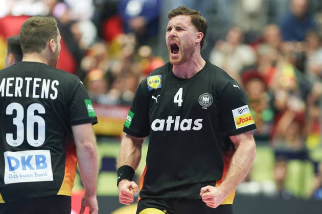 Deutschland - Spanien, EHF Handball EM 2026 Johannes Golla (Deutschland, 4) jubelt, links Lukas Mertens (Deutschland, 36). Handball EHF Europameisterschaft, Länderspiel zwischen Deutschland und Spanien am 19. Januar 2026 in Herning (Dänemark)., Herning Dänemark Jyske Bank Boxen
