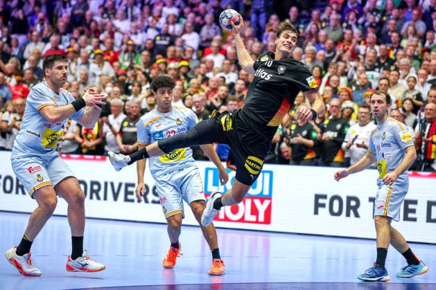 19.01.2026, Handball, Men s EHF EURO 2026, Deutschland - Spanien, Jyske Bank Boxen in Herning, Dänemark, Preliminary Round: Julian Köster (Germany 18) wirft auf das Tor Dänemark