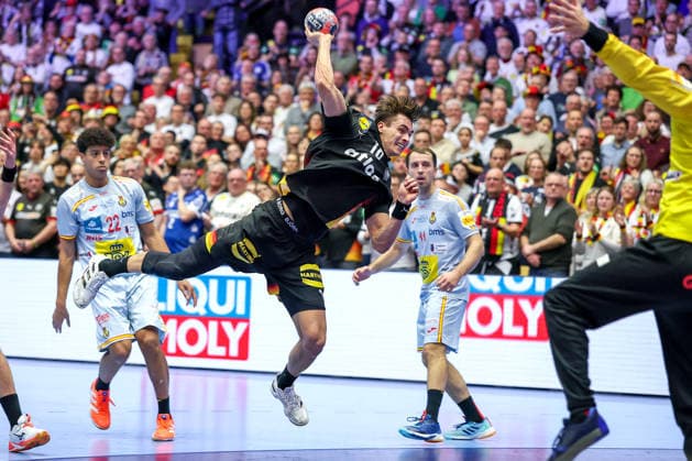 19.01.2026, Handball, Men s EHF EURO 2026, Deutschland - Spanien, Jyske Bank Boxen in Herning, Dänemark, Preliminary Round: Julian Köster (Germany 18) wirft auf das Tor Dänemark