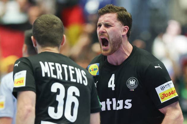 Deutschland - Spanien, EHF Handball EM 2026 Johannes Golla (Deutschland, 4) jubelt, links Lukas Mertens (Deutschland, 36). Handball EHF Europameisterschaft, Länderspiel zwischen Deutschland und Spanien am 19. Januar 2026 in Herning (Dänemark)., Herning Dänemark Jyske Bank Boxen