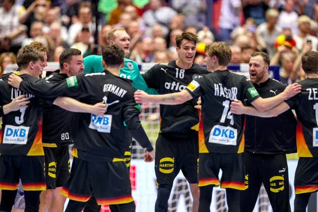 19.01.2026, Handball, Men s EHF EURO 2026, Deutschland - Spanien, Jyske Bank Boxen in Herning, Dänemark, Preliminary Round: Deutschland steht in der Hauptrunde nach dem Sieg gegen Spanien. Abschlussjubel nach dem Sieg Nils Lichtlein (Germany 03) Jannik Kohlbacher (Germany 80) David Späth (Germany 01) Marko Grgic (Germany 71) Julian Köster (Germany 18) Mathis Häseler (Germany 14) Andreas Wolff (Germany 33) Lukas Zerbe (Germany 17) Dänemark