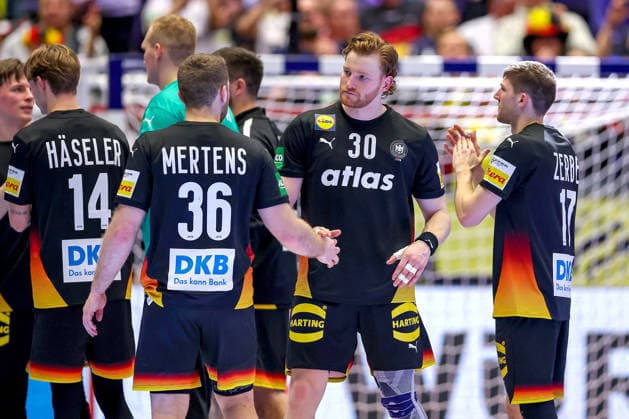 19.01.2026, Handball, Men s EHF EURO 2026, Deutschland - Spanien, Jyske Bank Boxen in Herning, Dänemark, Preliminary Round: Deutschland steht in der Hauptrunde nach dem Sieg gegen Spanien. Abschlussjubel nach dem Sieg Mathis Häseler (Germany 14) Lukas Mertens (Germany 36) Tom Kiesler (Germany 30) Lukas Zerbe (Germany 17) Dänemark