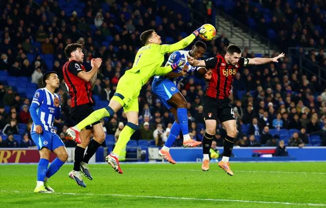 Djordje Petrovic of AFC Bournemouth punches the ball clear. Brighton and Hove Albion v AFC Bournemouth, Premier League, Football, American Express Community Stadium, Brighton, UK - 19 Jan 2026Brighton American Express Community Stadi United Kingdom EDITORIAL USE ONLY No use with unauthorised audio, video, data, fixture lists, club league logos or live services. Online in-match use limited to 120 images, no video emulation. No use in betting, games or single club league player publications.  Copyright: xJamesxMarsh Shutterstockx 16348254ar