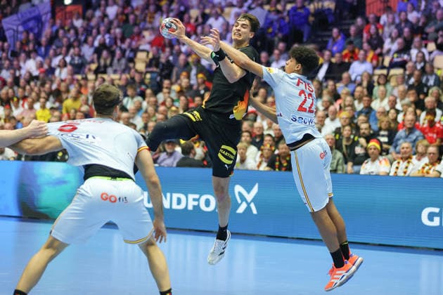 Deutschland - Spanien, EHF Handball EM 2026 Julian Köster (Deutschland, 18) gegen Marcos Fis Ballester (Spanien, 22). Handball EHF Europameisterschaft, Länderspiel zwischen Deutschland und Spanien am 19. Januar 2026 in Herning (Dänemark)., Herning Dänemark Jyske Bank Boxen