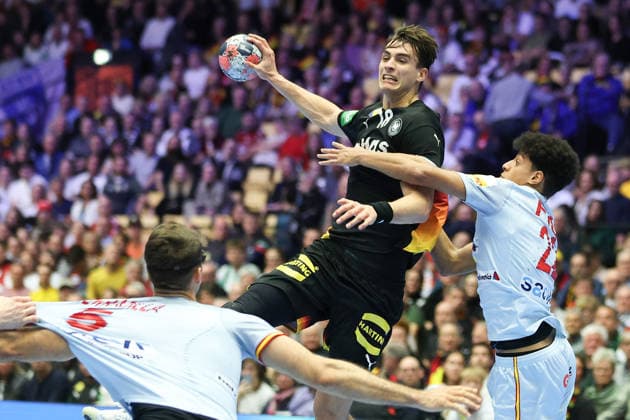 Deutschland - Spanien, EHF Handball EM 2026 Julian Köster (Deutschland, 18) gegen Marcos Fis Ballester (Spanien, 22). Handball EHF Europameisterschaft, Länderspiel zwischen Deutschland und Spanien am 19. Januar 2026 in Herning (Dänemark)., Herning Dänemark Jyske Bank Boxen