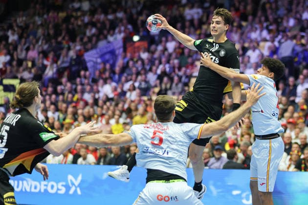 Deutschland - Spanien, EHF Handball EM 2026 Julian Köster (Deutschland, 18) gegen Marcos Fis Ballester (Spanien, 22) und Antonio Serradilla Cuenca (Spanien, 5). Handball EHF Europameisterschaft, Länderspiel zwischen Deutschland und Spanien am 19. Januar 2026 in Herning (Dänemark)., Herning Dänemark Jyske Bank Boxen