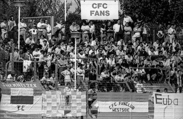 CFC vs Stuttgarter Kickers 08.05.1994, Chemnitz, Sportforum.32. Spieltag - 2. Bundesliga - Saison 1993 1994 Sonntag, 08. Mai 1994, 15:00 Uhr Sportforum, Chemnitz Zuschauer: 3.600 Schiedsrichter: Fandel (Kyllburg) CFC Fans Sachsen BRD *** CFC vs Stuttgarter Kickers 08 05 1994, Chemnitz, Sportforum 32 Matchday 2 Bundesliga Season 1993 1994 Sunday, 08 May 1994, 15 00 hrs Sportforum, Chemnitz Spectators 3 600 Referee Fandel Kyllburg CFC Fans Sachsen BRD
