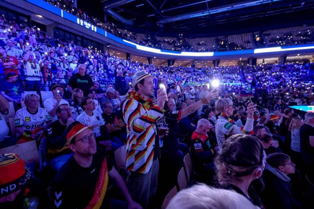 19.01.2026, Handball, Men s EHF EURO 2026, Deutschland - Spanien, Jyske Bank Boxen in Herning, Dänemark, Preliminary Round: Gute Stimmung bei den Handballfans. Tausende deutsche Fas sind angereist und feuern die Mannschaft euphorisch an. Dänemark