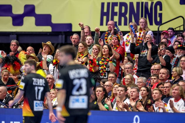 19.01.2026, Handball, Men s EHF EURO 2026, Deutschland - Spanien, Jyske Bank Boxen in Herning, Dänemark, Preliminary Round: Gute Stimmung bei den Handballfans. Tausende deutsche Fas sind angereist und feuern die Mannschaft euphorisch an. Dänemark