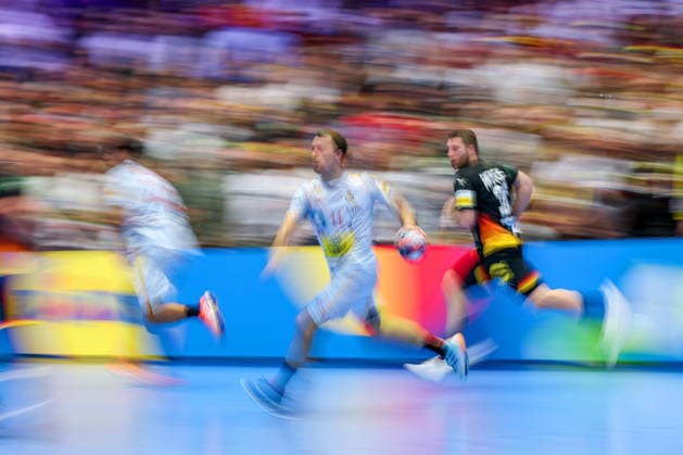 19.01.2026, Handball, Men s EHF EURO 2026, Deutschland - Spanien, Jyske Bank Boxen in Herning, Dänemark, Preliminary Round: Dynamic Feature Laufduell Kauldi Odriozola Yeregui (Espania 11) Lukas Mertens (Germany 36) Dänemark