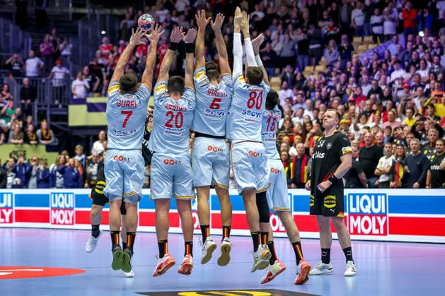 19.01.2026, Handball, Men s EHF EURO 2026, Deutschland - Spanien, Jyske Bank Boxen in Herning, Dänemark, Preliminary Round: Freiwurf in letzter Sekunde - Miro Schluroff (Germany 05) schickt den Ball über die Mauer aus Jan Gurri Aregay (Espania 07) Abel Serdio Guntin (Espania 20) Antonio Serradilla Cuenca (Espania 05) Ian Barrufet Torrebejano (Espania 80) Imanol Garciandia Alustiza (Espania 18) Dänemark
