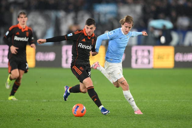Martin Baturina of Como 1907 under pressure from Nicolo Rovella of SS Lazio during the match of 21th day of the Serie A Championship between S.S.Lazio and Como at the Olimpico Stadium on Jan 19, 2026 in Rome, Italy. during SS Lazio vs Como 1907, Italian soccer Serie A match in Rome, Italy, January 19 2026  Copyright: xRobertoxRamaccia IPAxSportx xipa-agency.netx xx IPA_70304924 IPA_Agency_IPA70304924