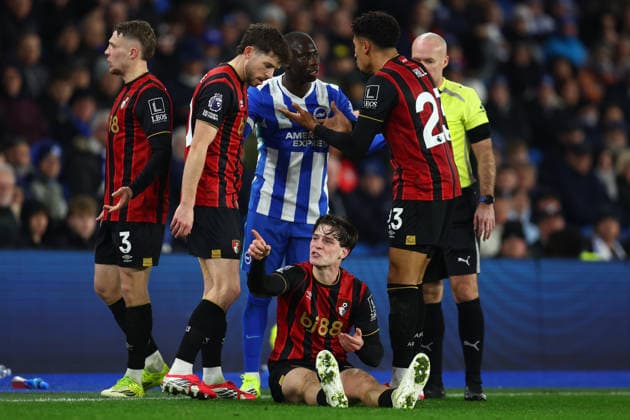 Brighton and Hove, England, 19th January 2026. David Brooks of Bournemouth gestures while sat on the floor while Yankuba Minteh of Brighton and Hove Albion argues with James Hill (R) of Bournemouth during the Brighton and Hove Albion vs AFC Bournemouth Premier League match at the AMEX Stadium, Brighton and Hove. Picture credit should read: Paul Terry Sportimage EDITORIAL USE ONLY. No use with unauthorised audio, video, data, fixture lists, club league logos or live services. Online in-match use limited to 120 images, no video emulation. No use in betting, games or single club league player publications. SPI_044_PT_Brighton_Bournemouth SPI-4463-0044