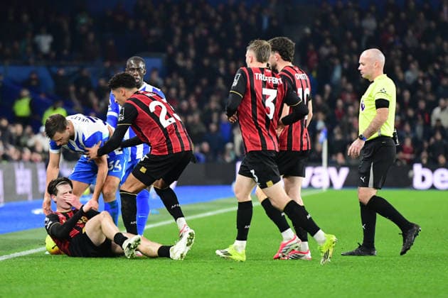 Brighton and Hove Albion v Bournemouth, Premier League Joel Veltman Defender of Brighton and Hove Albion tries to pick up Alex Scott Midfielder of Bournemouth FC during the Premier League match between Brighton and Hove Albion and Bournemouth at the American Express Stadium, Brighton and Hove, UK on 19 January 2026. Brighton and Hove American Express Stadium East Sussex UK Editorial use only DataCo restrictions apply See www.football-dataco.com , Copyright: xJeffxMoodx PSI-23593-0101