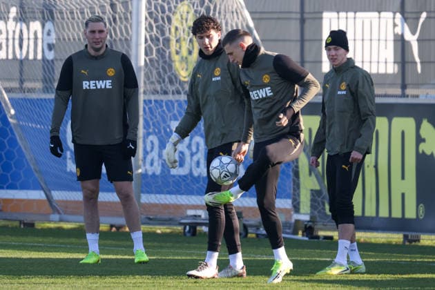 Dortmund, Deutschland 19. Januar 2026: Champions League - 2025 2026 - Borussia Dortmund Abschlusstraining Im Bild: v.li. Niklas Süle Suele (BVB), Torhüter Silas Ostrzinski (BVB), Nico Schlotterbeck (BVB) und Maximilian Beier (BVB) beim Abschlusstraining in Dortmund vor dem UCL Spiel gegen Tottenham Hotspur in London Trainingsgelände Hohenbuschei Nordrhein Westfalen Copyright: xFotostandx xFantinix