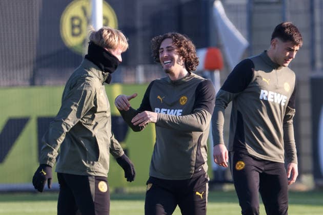Dortmund, Deutschland 19. Januar 2026: Champions League - 2025 2026 - Borussia Dortmund Abschlusstraining Im Bild: v.li. Julian Brandt (BVB), Fabio Silva (BVB) und Aaron Anselmino (BVB) beim Abschlusstraining in Dortmund vor dem UCL Spiel gegen Tottenham Hotspur in London Trainingsgelände Hohenbuschei Nordrhein Westfalen Copyright: xFotostandx xFantinix