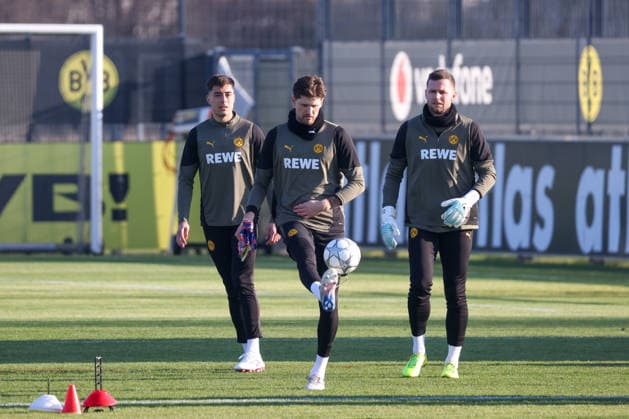 Dortmund, Deutschland 19. Januar 2026: Champions League - 2025 2026 - Borussia Dortmund Abschlusstraining Im Bild: v.li. Aaron Anselmino (BVB), Torhüter Gregor Kobel (BVB) und Torhüter Patrick Drewes (BVB) beim Abschlusstraining in Dortmund vor dem UCL Spiel gegen Tottenham Hotspur in London Trainingsgelände Hohenbuschei Nordrhein Westfalen Copyright: xFotostandx xFantinix