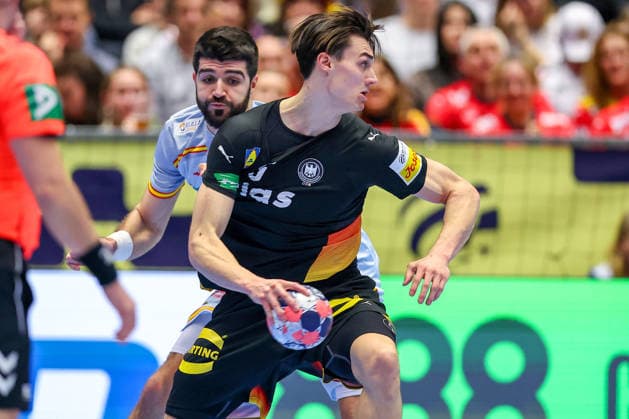 19.01.2026, Handball, Men s EHF EURO 2026, Deutschland - Spanien, Jyske Bank Boxen in Herning, Dänemark, Preliminary Round: Imanol Garciandia Alustiza (Espania 18) im Zweikampf gegen Miro Schluroff (Germany 05) Dänemark