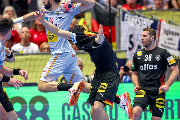 19.01.2026, Handball, Men s EHF EURO 2026, Deutschland - Spanien, Jyske Bank Boxen in Herning, Dänemark, Preliminary Round: Miro Schluroff (Germany 05) mit dem Trikot über dem Kopf gestikulierend auf dem Spielfeld Dänemark
