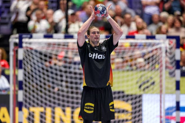19.01.2026, Handball, Men s EHF EURO 2026, Deutschland - Spanien, Jyske Bank Boxen in Herning, Dänemark, Preliminary Round: Juri Knorr (Germany 15) gestikulierend auf dem Spielfeld Dänemark