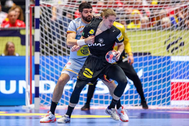 19.01.2026, Handball, Men s EHF EURO 2026, Deutschland - Spanien, Jyske Bank Boxen in Herning, Dänemark, Preliminary Round: Imanol Garciandia Alustiza (Espania 18) im Zweikampf gegen Juri Knorr (Germany 15) Dänemark