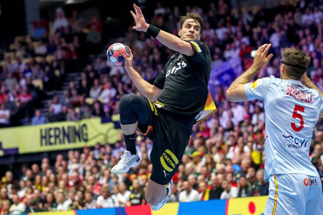19.01.2026, Handball, Men s EHF EURO 2026, Deutschland - Spanien, Jyske Bank Boxen in Herning, Dänemark, Preliminary Round: Julian Köster (Germany 18) wirft gegen Antonio Serradilla Cuenca (Espania 05) auf das Tor Dänemark