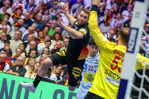 19.01.2026, Handball, Men s EHF EURO 2026, Deutschland - Spanien, Jyske Bank Boxen in Herning, Dänemark, Preliminary Round: Lukas Mertens (Germany 36) wirft auf das Tor von Ignacio Biosca Garcia (Espania 53) Dänemark