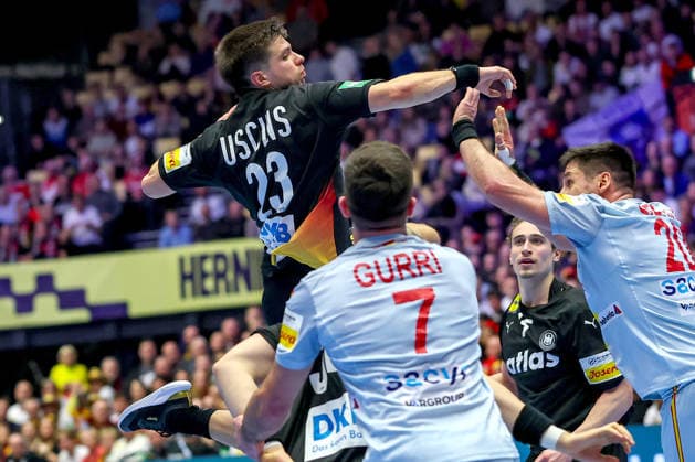 19.01.2026, Handball, Men s EHF EURO 2026, Deutschland - Spanien, Jyske Bank Boxen in Herning, Dänemark, Preliminary Round: Renars Uscins (Germany 23) behauptet sich gegen Jan Gurri Aregay (Espania 07) Abel Serdio Guntin (Espania 20) Dänemark