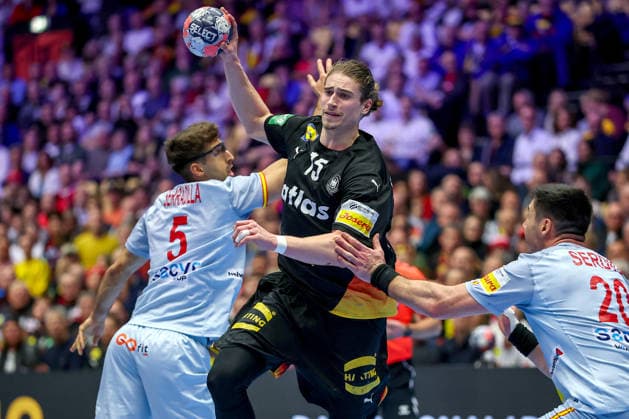 19.01.2026, Handball, Men s EHF EURO 2026, Deutschland - Spanien, Jyske Bank Boxen in Herning, Dänemark, Preliminary Round: Juri Knorr (Germany 15) behauptet sich gegen Antonio Serradilla Cuenca (Espania 05) Abel Serdio Guntin (Espania 20) Dänemark
