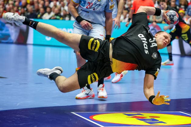 19.01.2026, Handball, Men s EHF EURO 2026, Deutschland - Spanien, Jyske Bank Boxen in Herning, Dänemark, Preliminary Round: Justus Fischer (Germany 54) wirft den Ball auf das Tor Dänemark