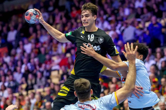 19.01.2026, Handball, Men s EHF EURO 2026, Deutschland - Spanien, Jyske Bank Boxen in Herning, Dänemark, Preliminary Round: Julian Köster (Germany 18) behauptet sich gegen Marcos Fis Ballester (Espania 22) Dänemark