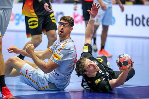 19.01.2026, Handball, Men s EHF EURO 2026, Deutschland - Spanien, Jyske Bank Boxen in Herning, Dänemark, Preliminary Round: Antonio Serradilla Cuenca (Espania 05) neben Juri Knorr (Germany 15) auf dem Boden liegend Dänemark