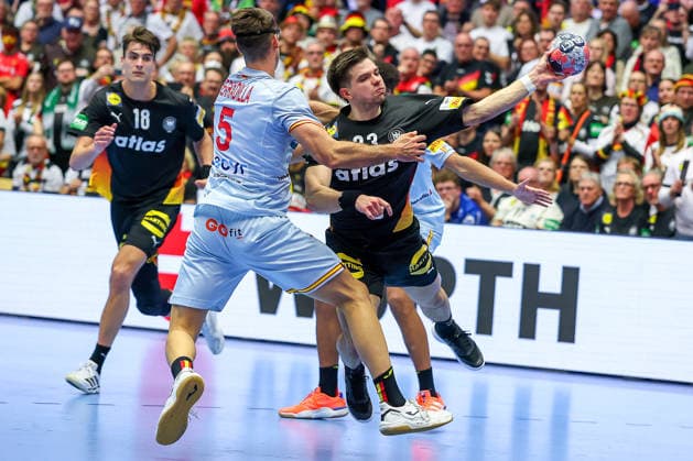 19.01.2026, Handball, Men s EHF EURO 2026, Deutschland - Spanien, Jyske Bank Boxen in Herning, Dänemark, Preliminary Round: Renars Uscins (Germany 23) wirft den Ball vorbei an Antonio Serradilla Cuenca (Espania 05) auf das Tor Dänemark