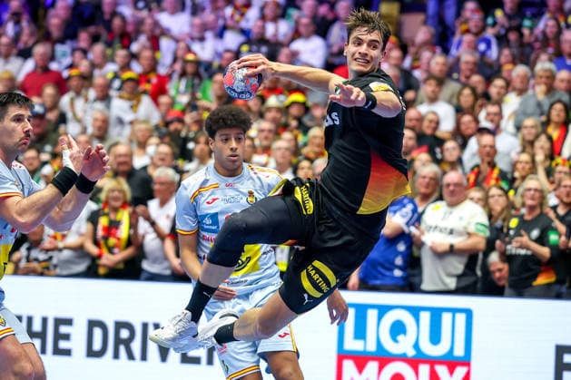 19.01.2026, Handball, Men s EHF EURO 2026, Deutschland - Spanien, Jyske Bank Boxen in Herning, Dänemark, Preliminary Round: Julian Köster (Germany 18) behauptet sich gegen Marcos Fis Ballester (Espania 22) und wirft den Ball auf das Tor Dänemark